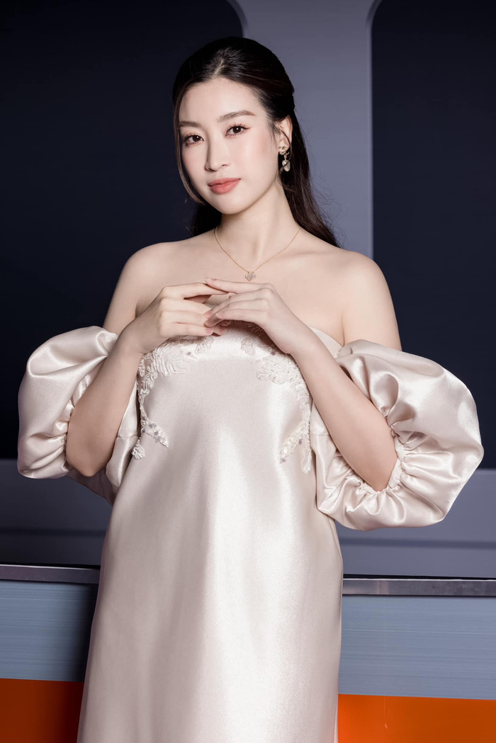 Đỗ Mỹ Linh khoe nhan sắc chuẩn 'gái một con trông mòn con mắt'.