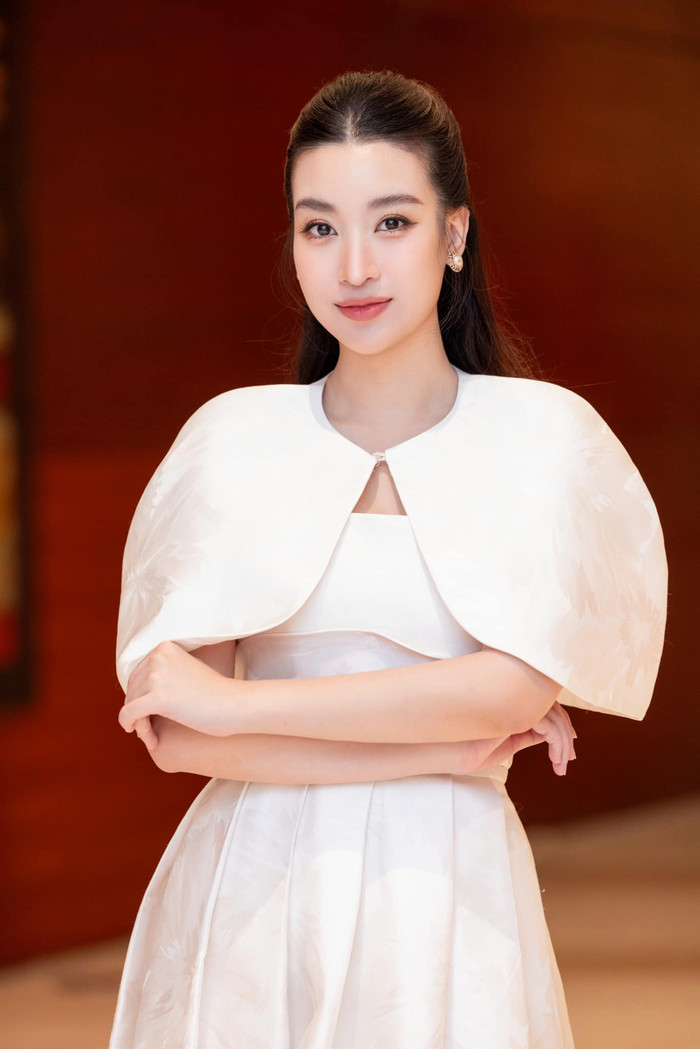 Nhan sắc nàng Hậu nổi bật giữa đám đông.