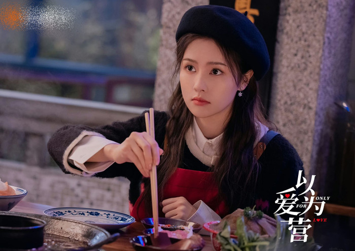 Nữ chính làm nũng để giữ nam chính ở lại ăn lẩu cùng mình.