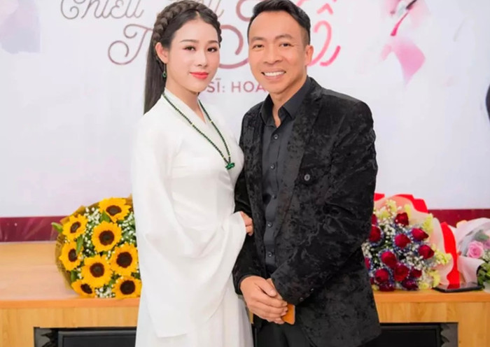 Ca sĩ Việt Hoàn cho biết anh vẫn cùng vợ cũ chăm sóc các con.