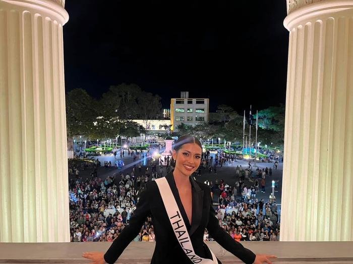 Mỹ nhân Thái được khán giả El Salvador xếp hàng cổ vũ ở Miss Universe: Đi thi mà xuất hiện như celeb! Ảnh 1