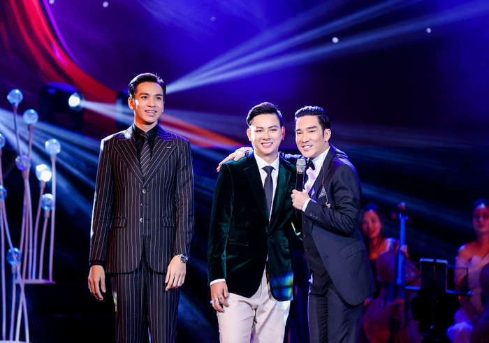 Quang Hà hội ngộ cùng hai 'đàn em' là Bạch Công Khanh và Hoài Lâm. Hơn Hoài Lâm 14 tuổi nhưng nam nghệ sĩ được nhận xét trẻ trung, phong độ.