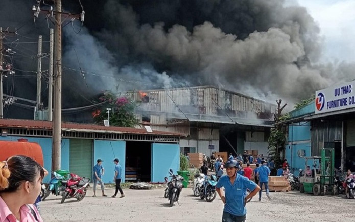Cháy ngùn ngụt tại công ty gỗ 2.000m2 ở Bình Dương, công nhân nháo nhào tháo chạy Ảnh 2