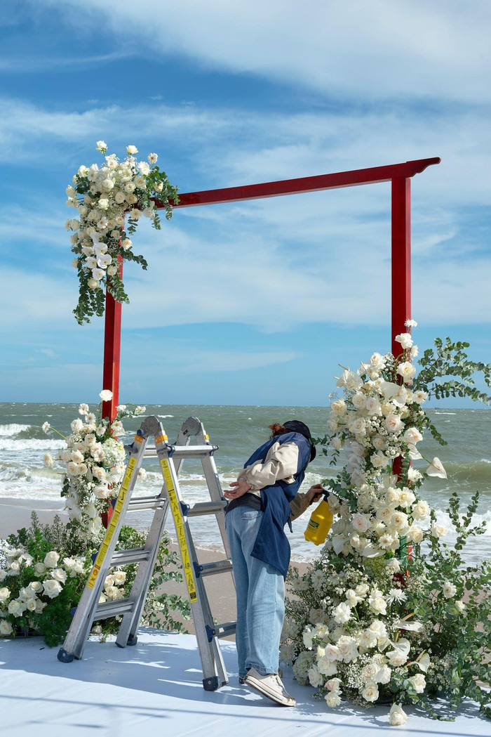 Cặp đôi tổ chức lễ kỉ niệm hoành tráng với view biển lãng mạn.