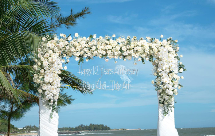 Đăng Khôi - Thuỳ Anh trong dịp kỷ niệm 10 năm ngày cưới.  