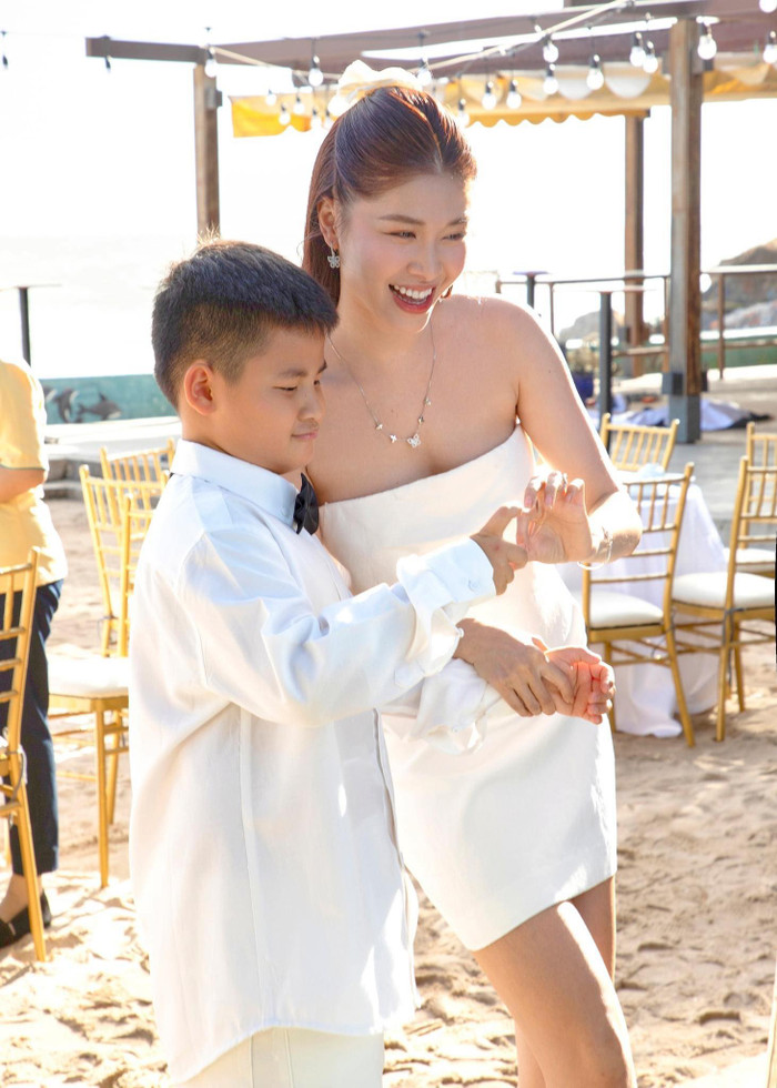 Đăng Khôi và Thủy Anh là cặp đôi đáng ngưỡng mộ của showbiz khi gắn bó gần 2 thập kỷ nhưng vẫn luôn dành sự yêu thương nhau như thuở mới yêu. 