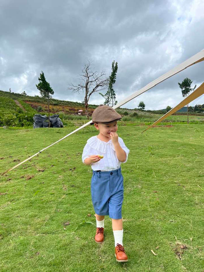 Hà Hồ đăng ảnh Leon chúc mừng ông xã bởi giữa anh và quý tử có nhiều điểm chung. 