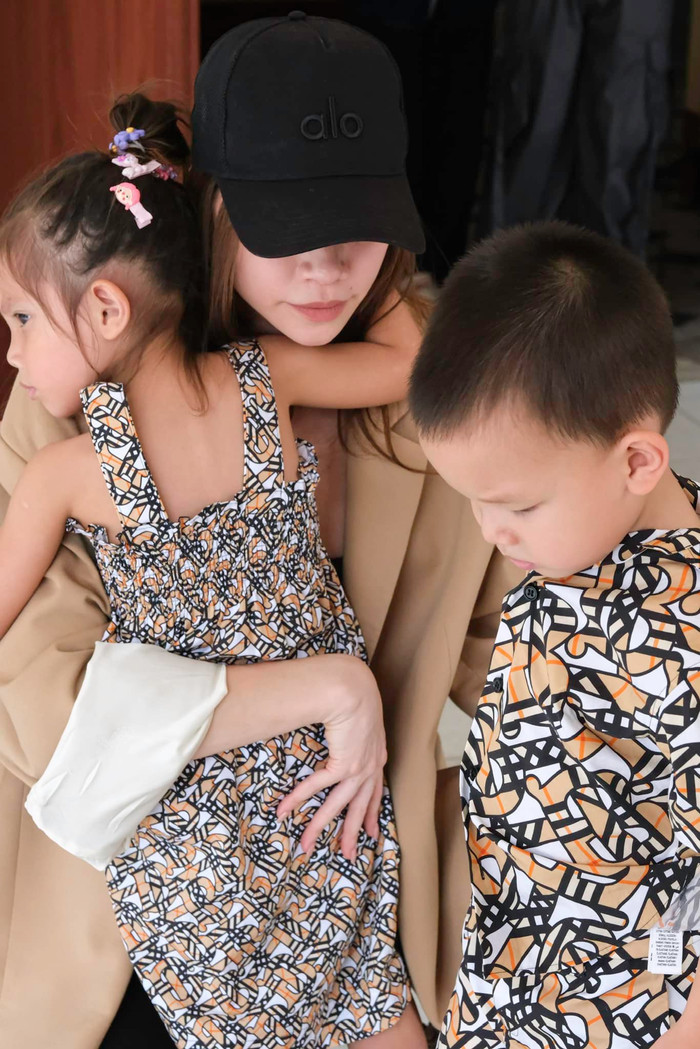 Không chỉ hạnh phúc bên nhau mà cuộc sống của cặp đôi cũng ngày một nhộn nhịp hơn hẳn kể từ khi có sự xuất hiện của hai nhóc tỳ Lisa - Leon. 