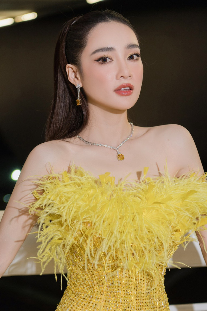 Nhã Phương nói về ồn ào tình cảm của Trường Giang, trải lòng màn cầu hôn trên sóng truyền hình.