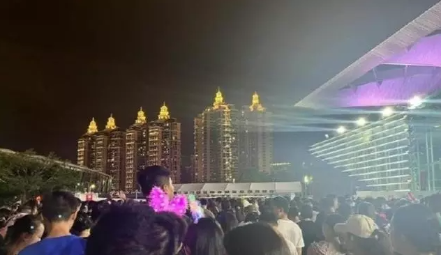 Khán giả làm loạn tại đêm diễn của một nam ca sĩ nổi tiếng, bức xúc đòi BTC hoàn tiền vé Ảnh 2