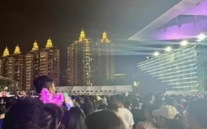 Khán giả làm loạn tại đêm diễn của một nam ca sĩ nổi tiếng, bức xúc đòi BTC hoàn tiền vé Ảnh 2