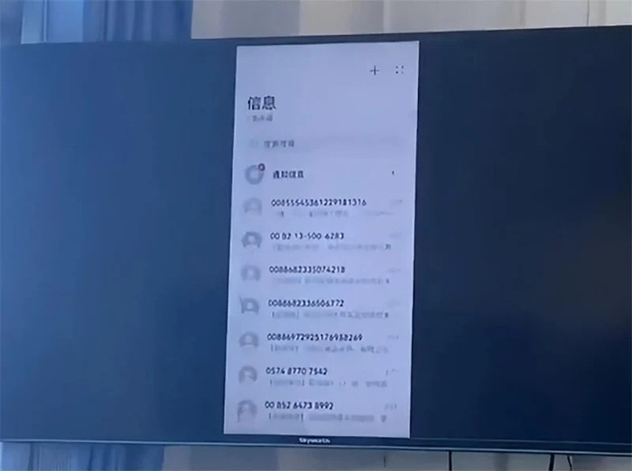 Quên ngắt kết nối với máy chiếu nhưng đã rời đi, nam giảng viên khiến giới sinh viên bàn tán với những gì nhìn thấy trên màn hình 