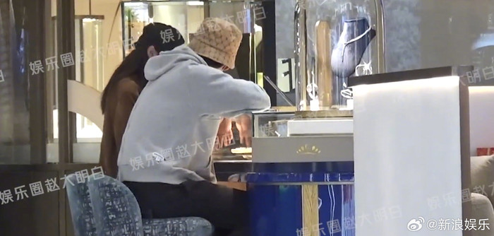 Trước đó, cặp đôi cũng bị 'tóm gọn' khoảnh khắc hẹn hò.