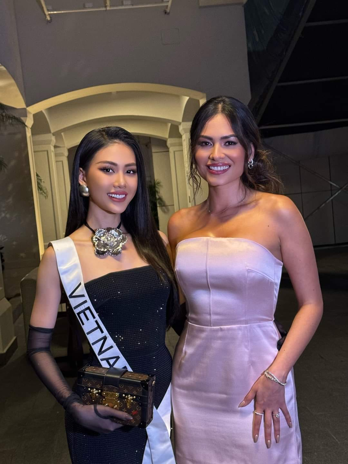 Bùi Quỳnh Hoa đeo túi trăm triệu đọ sắc cùng Miss Universe 2020 Ảnh 3