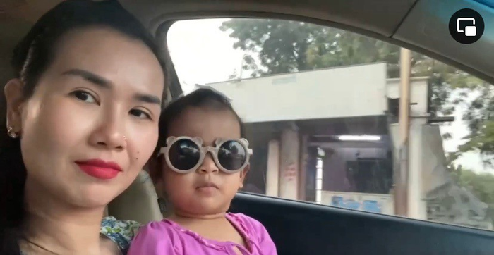 Võ Hạ Trâm vui vẻ trò chuyện với con gái ở trên xe ô tô