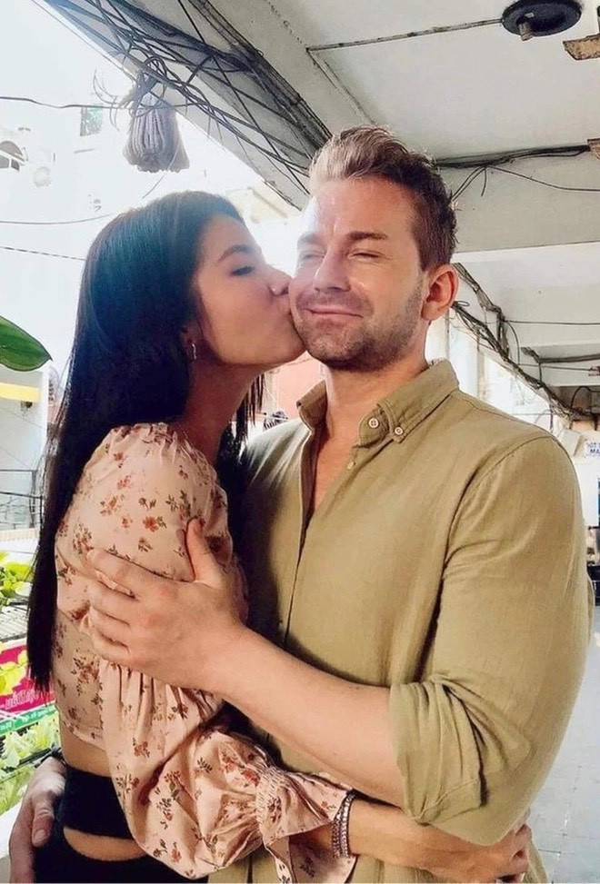 Minh Tú kể cô và bạn trai biết nhau cách đây 9 năm. 