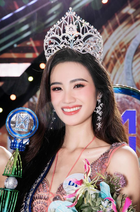 Huỳnh Trần Ý Nhi đăng quang Miss World Vietnam 2023 khi mới chỉ 21 tuổi. Những lùm xùm về phát ngôn đã khiến hình ảnh của người đẹp bị ảnh hưởng trong mắt fan sắc đẹp. 