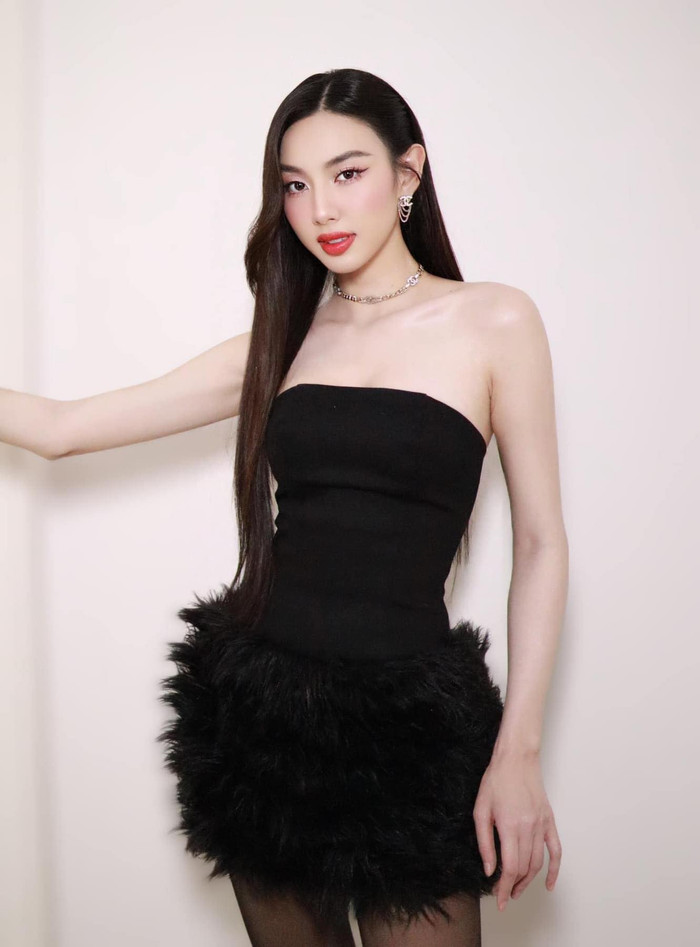 Nàng hậu 'gây thương nhớ' với layout trang điểm trong veo, trẻ trung kết hợp váy đen đơn giản, thanh lịch.