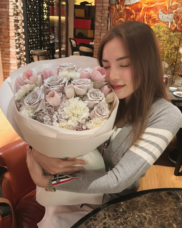 Kỳ Duyên có một sinh nhật đầy ý nghĩa, ngọt với hoa và bánh và bên người bạn đặc biệt. 