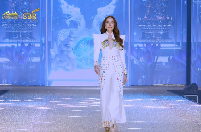 Nàng hậu nổi bật với chiều cao 1m76.