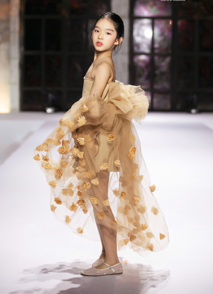 Bé Thỏ - Con gái siêu mẫu Xuân Lan trình diễn thời trang tại Hà Nội.