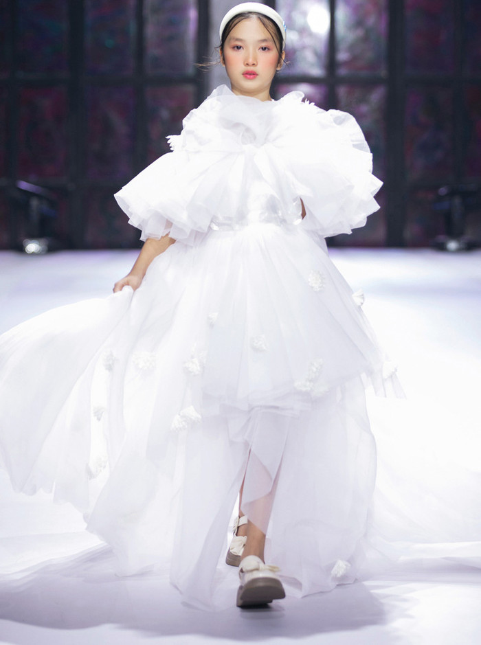 Siêu mẫu Xuân Lan cùng ê-kíp vô cùng xúc động khi trong 5 tháng chuẩn bị và 2 ngày diễn ra show, Destination Runway Fashion Week 2023 - Nắng Pha Lê cũng đã khép lại vô cùng thành công. 