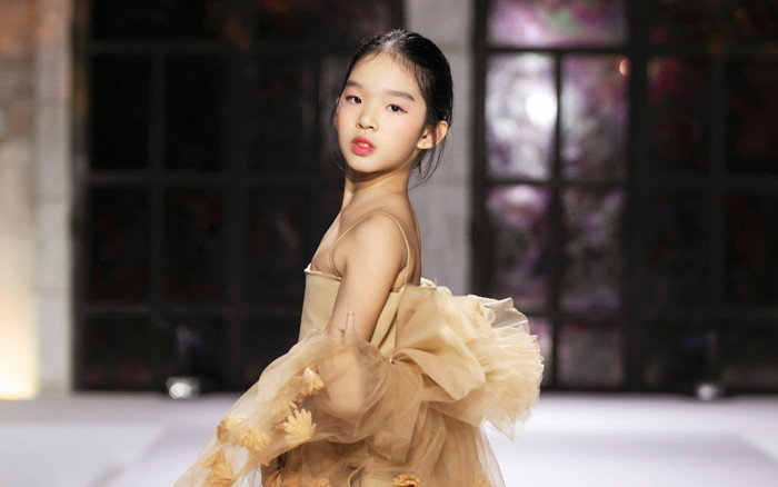 Con gái siêu mẫu Xuân Lan trình diễn thời trang, thần thái ngút ngàn chẳng hề thua kém mẹ Ảnh 2