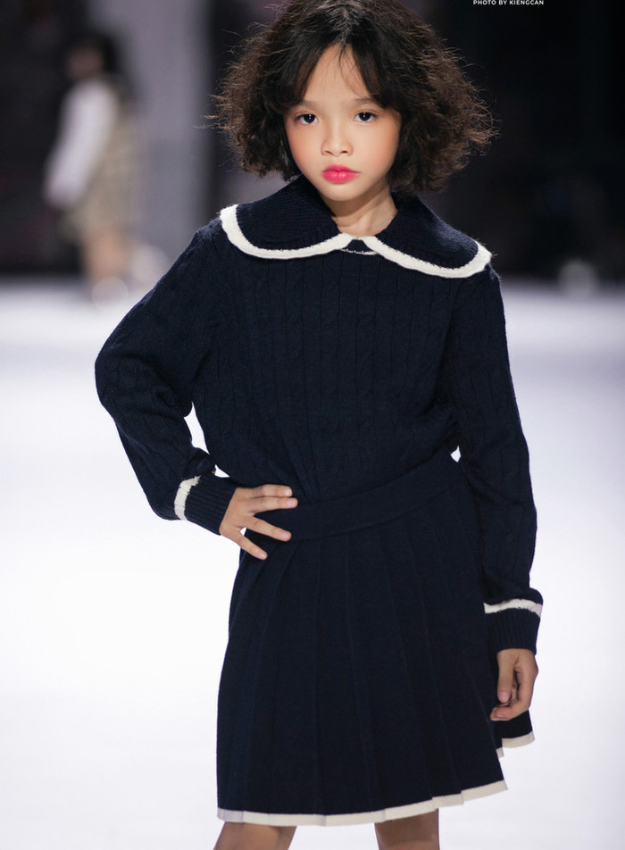 Siêu mẫu Xuân Lan cũng chăm chút cho tất cả học trò của mình khi cô làm việc xuyên suốt để huấn luyện catwalk trực tiếp, sắp xếp đội hình để mang đến những màn trình diễn mãn nhãn cho khán giả. 