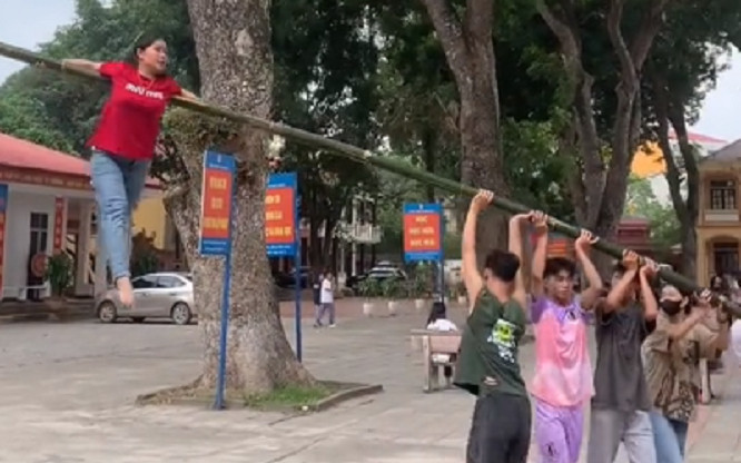 Nhóm học sinh gây sốt CĐM với màn tập văn nghệ cực cuốn hút trước thềm 20/11 Ảnh 2