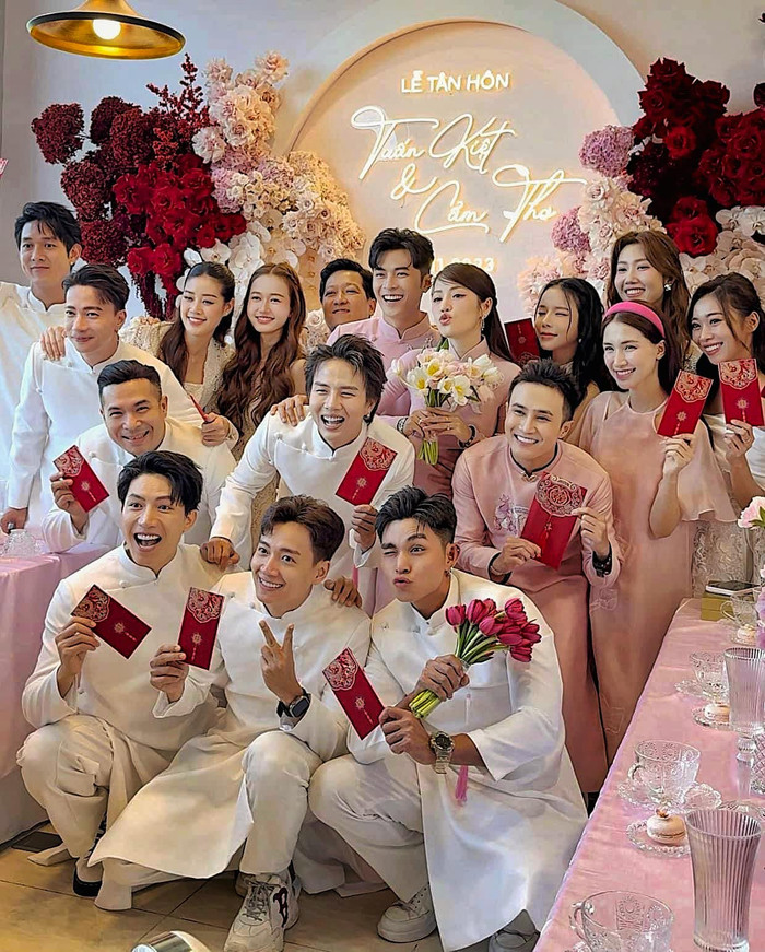 Hòa Minzy tham gia lễ tân hôn của Puka và Gin Tuấn Kiệt