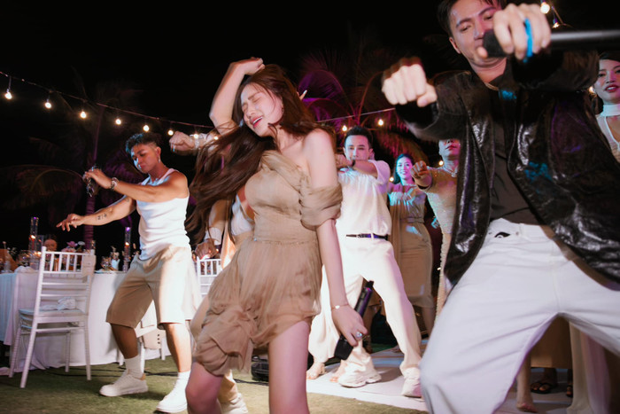 Hòa Minzy thoải mái nhảy múa trong tiệc cưới của Puka và Gin Tuấn Kiệt tại Cam Ranh, Khánh Hòa