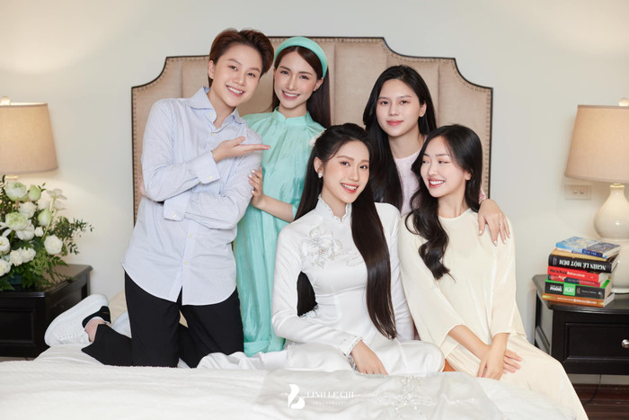 Trong ngày 11/11, Hòa Minzy buổi sáng có mặt tại nhà Doãn Hải My để tham gia lễ ăn hỏi của hai người em thân thiết (Ảnh: Linh Chí Lê)