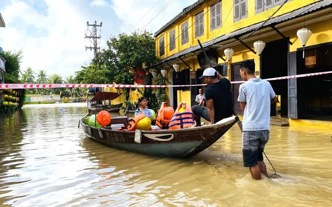 Hình ảnh Hội An chìm trong nước lũ, người dân chèo thuyền bè đi lại Ảnh 2