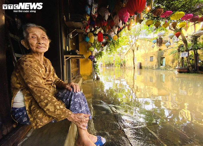 Trên các tuyến phố ngập sâu và cấm xe cộ di chuyển, bà con dùng thuyền để đi lại khi cần thiết. Ảnh: VTC News