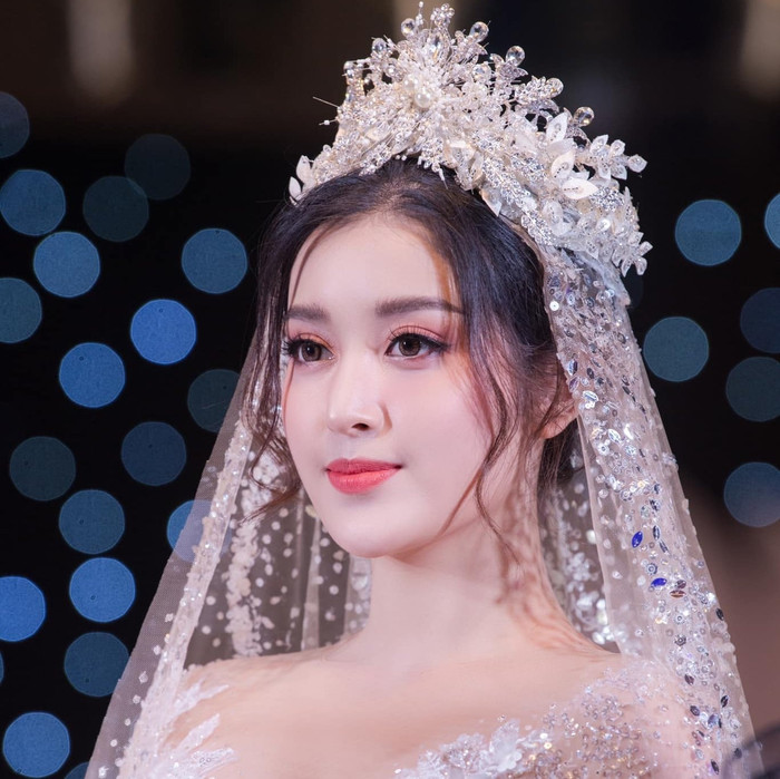 Á hậu Huyền My đăng tải tải tấm hình diện váy cưới lung linh, lộng lẫy.