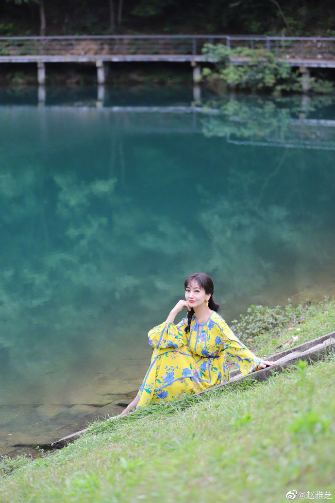 Nữ diễn viên ưa chuộng những bộ đồ sáng màu, trẻ trung nhằm tôn lên nhan sắc xinh đẹp