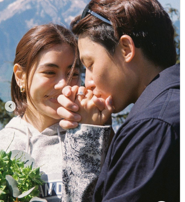 Nam diễn viên Thái Lan Mark Prim và Kimberley Anne Woltemas gặp nhau lần đầu vào năm 2011 khi cùng tham gia bộ phim truyền hình Sarm Noom Nuer Tong (còn được gọi là Three Golden Men), nhưng mãi đến năm 2013 mới bắt đầu hẹn hò.