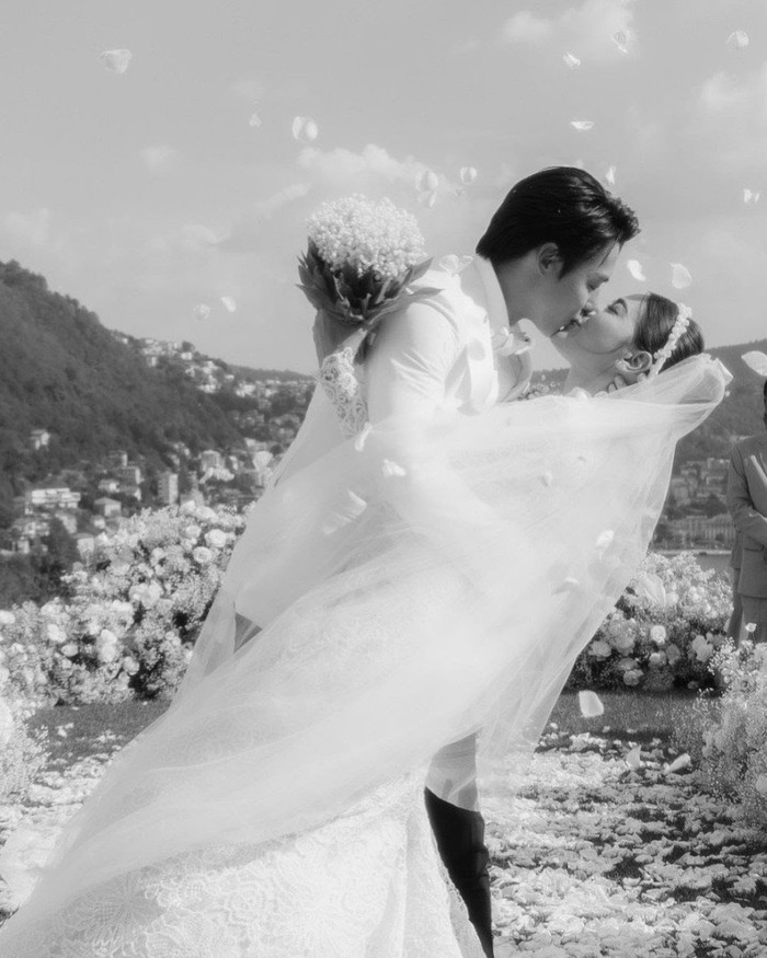 Đám cưới thứ hai của họ, được tổ chức tại Thái Lan, đúng như dự đoán khi cặp đôi khoe thiệp mời đặc biệt trên mạng, vô số người nổi tiếng đến dự buổi lễ.&nbsp;