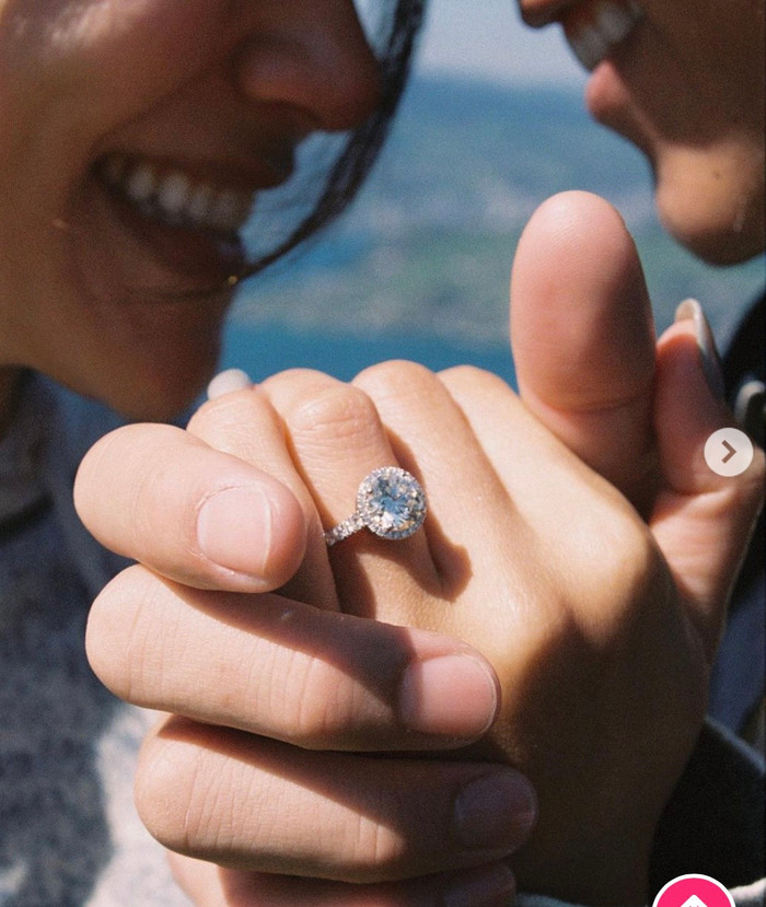 Vào tháng 4/2022, cặp đôi tuyên bố đính hôn, khiến nhiều người phấn khích vì đây có thể là một sự kiện lớn.