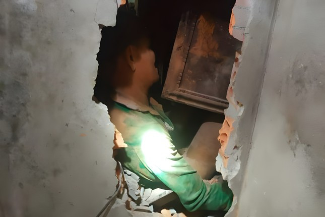 Chạy đua với thời gian giải cứu đôi vợ chồng bị hàng trăm khối đất đá vùi lấp Ảnh 2