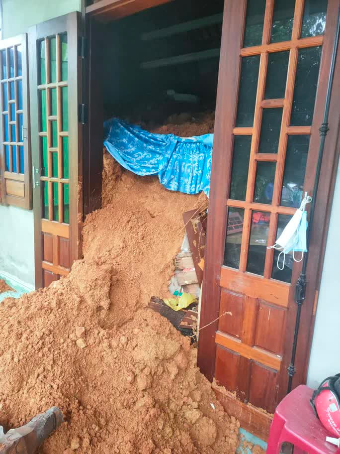 Hàng trăm khối đất đá đổ vào nhà vợ chồng ông Minh. Ảnh: Người Lao Động