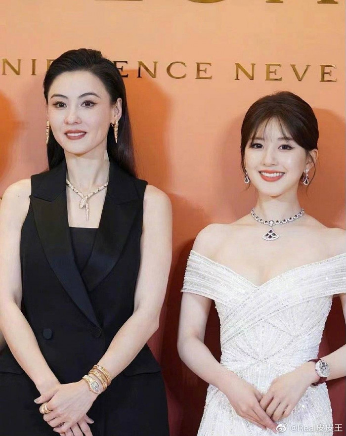Trương Bá Chi (bên trái) át vía đàn em Triệu Lộ Tư.