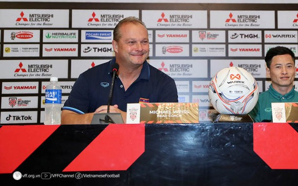 HLV Michael Weiss trở thành đối thủ trong cả hai lần ra mắt U22 và tuyển Việt Nam của HLV Troussier. Ảnh: VFF