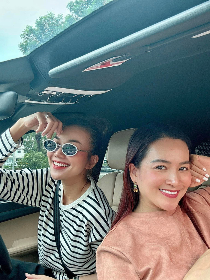 Thanh Hằng và người chị em thân thiết vui vẻ tạo dáng để 'sống ảo' trên mạng xã hội