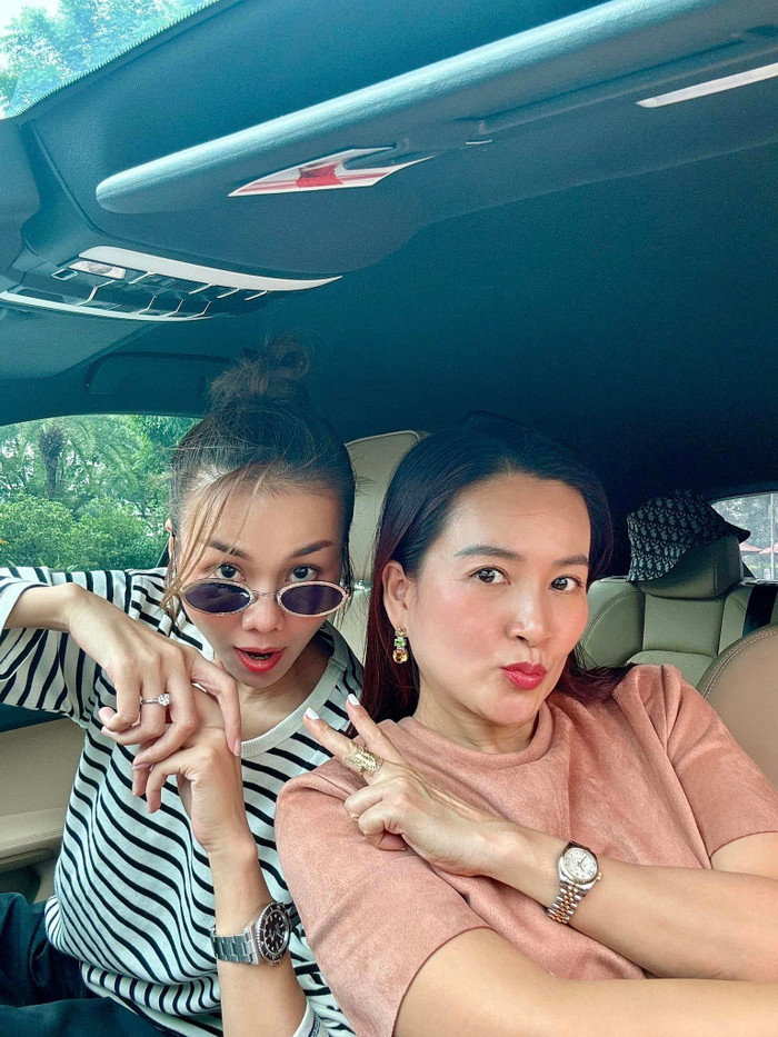 Thanh Hằng vui vẻ tạo dáng với Anh Thơ, vợ Bình Minh
