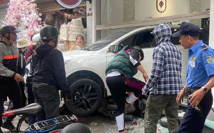 Nữ tài xế lùi xe lao thẳng vào cửa hàng trang sức khiến nam bảo vệ bị thương Ảnh 2