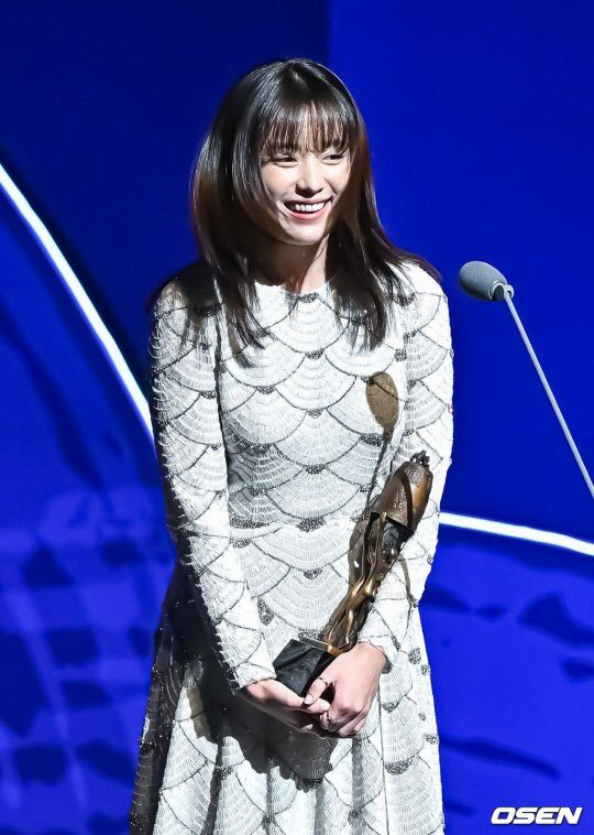 Han Hyo Joo vượt Song Hye Kyo, thắng Thị hậu tại Chuông Vàng 2023.