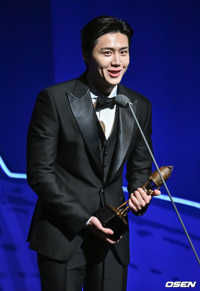 Kim Seon Ho 'hú hồn' khi thắng Nam diễn viên mới xuất sắc với phim Quý Công Tử.