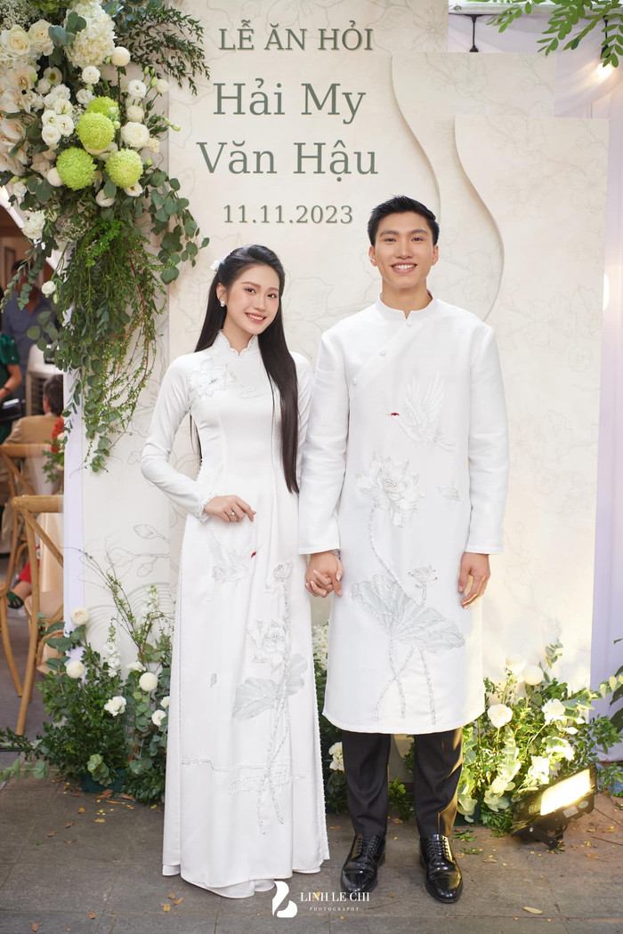 Vợ chồng Đoàn Văn Hậu lựa chọn áo dài tông màu trắng để thực hiện nghi lễ trong lễ ăn hỏi (Ảnh: Linh Lê Chí)