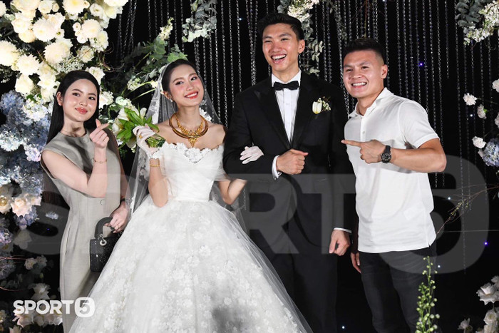 Trước đó tại tiệc cưới ở Thái Bình, nhiều cầu thủ đã đến chung vui với Đoàn Văn Hậu và Doãn Hải My (Ảnh: Sport5)